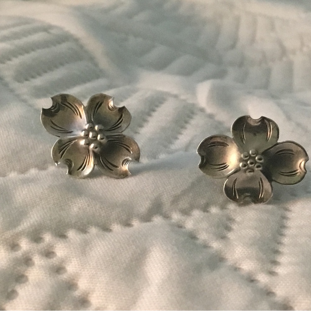 Vintage Stuart Nye Sterling Silver 925 Dogwood Flower Screw Back Earrings
